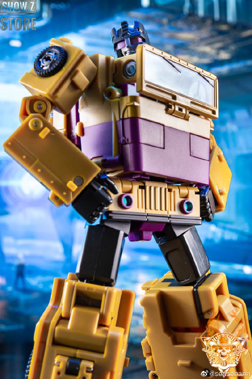 Yellow truck with purple cargo section detail Yellow truck with purple cargo section detail