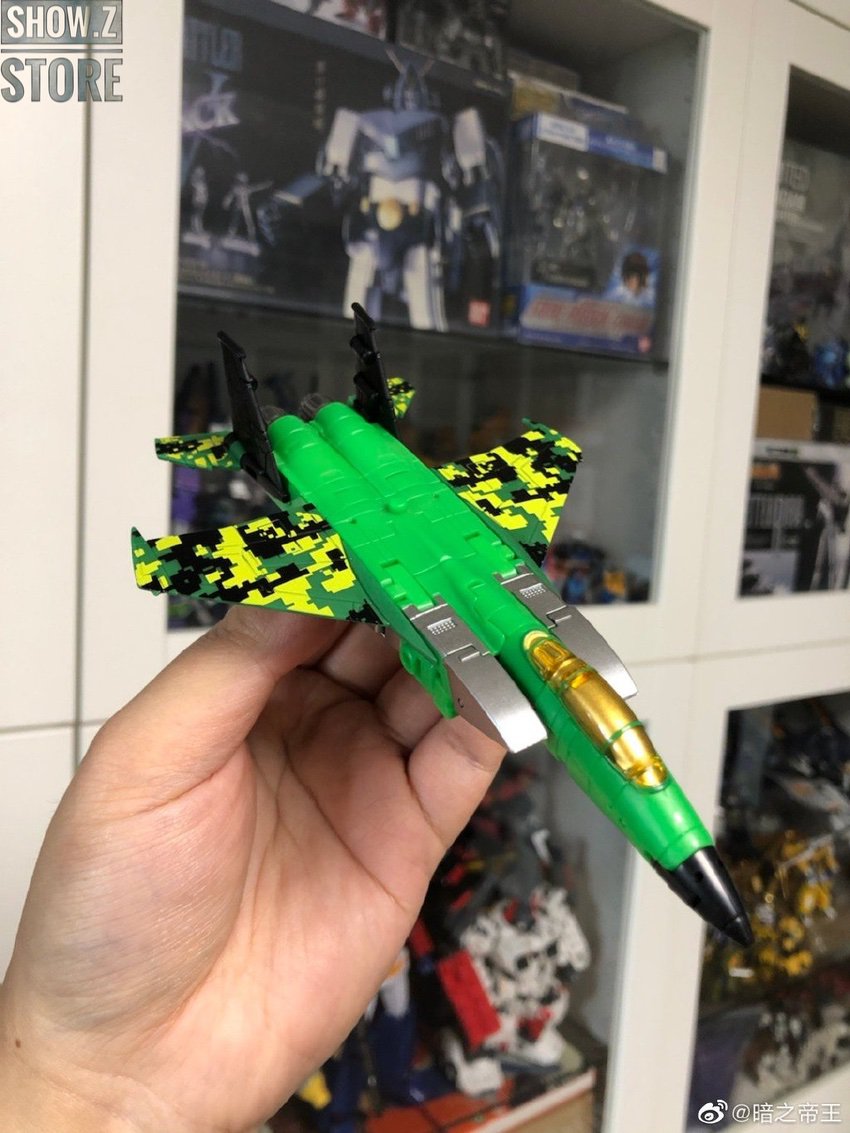 Detailed transformation figure with weapon accessories Detailed transformation figure with weapon accessories