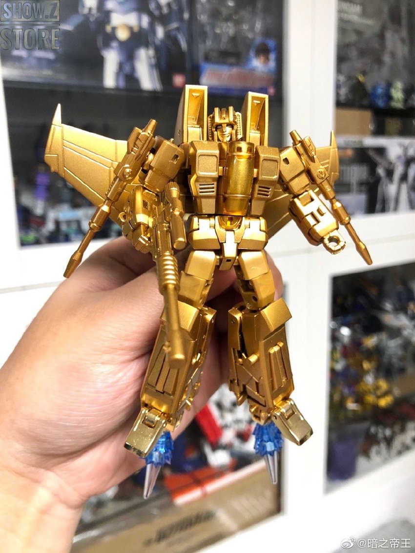 Yellow gold metallic Starscream jet form close-up Yellow gold metallic Starscream jet form close-up