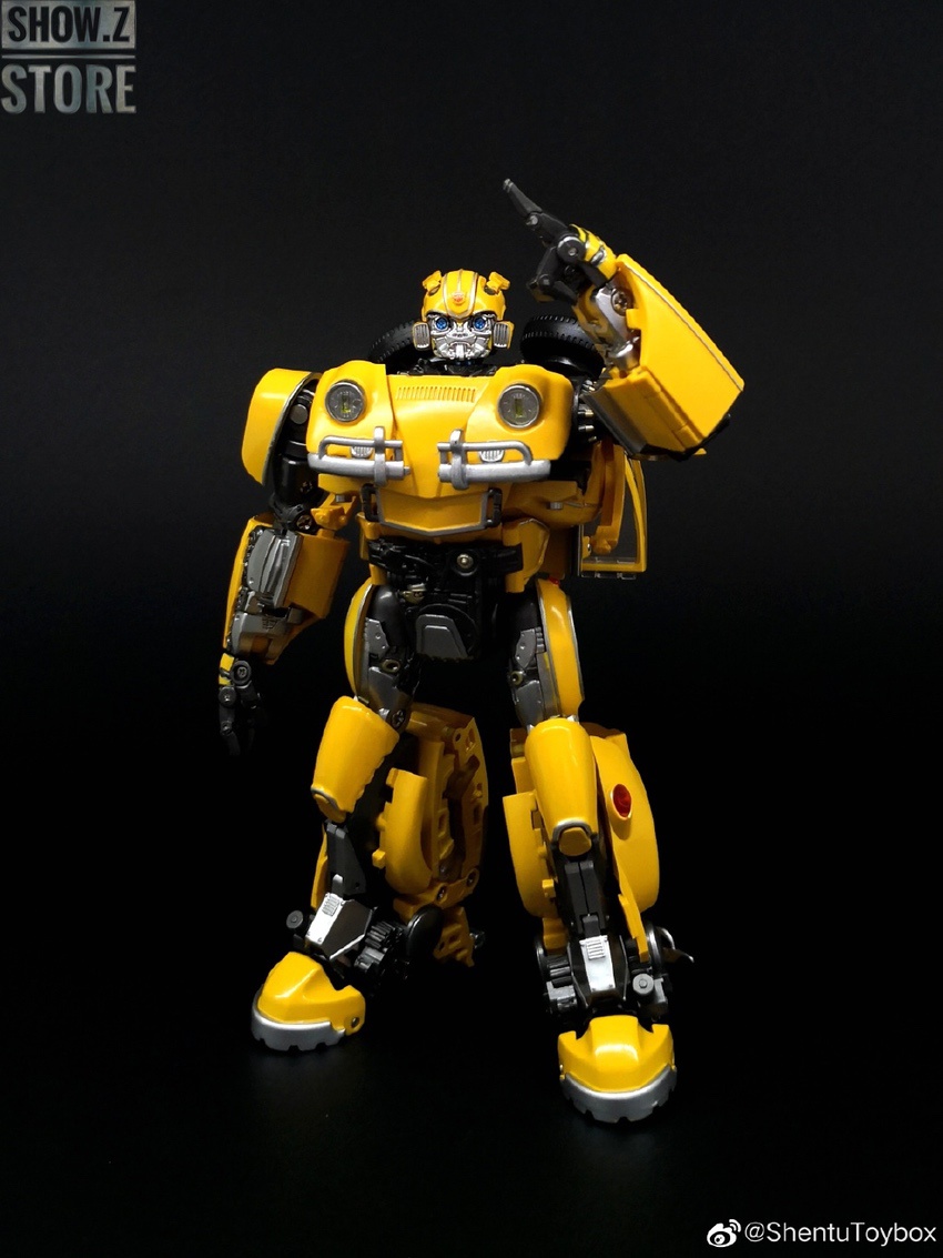 Yellow Bumblebee transformation robot with articulated arms and gun accessory Yellow Bumblebee transformation robot with articulated arms and gun accessory