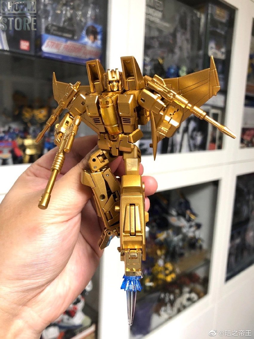 Golden Starscream fighter jet mecha in hand display Golden Starscream fighter jet mecha in hand display