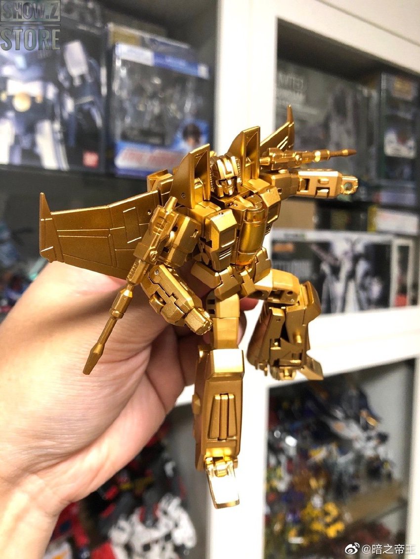 Gold fighter jet form with detailed cockpit area Gold fighter jet form with detailed cockpit area
