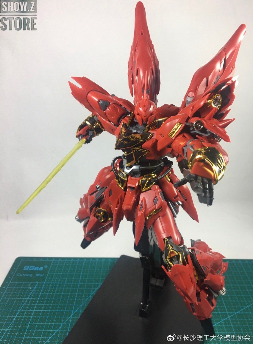 Sinanju plastic model kit figure demonstrating multiple joints and weapons Sinanju plastic model kit figure demonstrating multiple joints and weapons