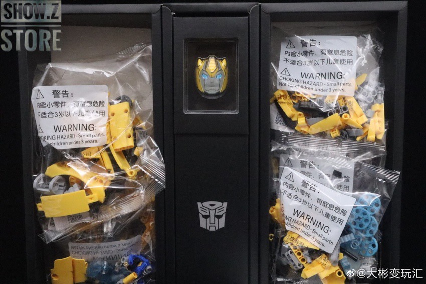 Large robot with compact robot figure comparison Large robot with compact robot figure comparison