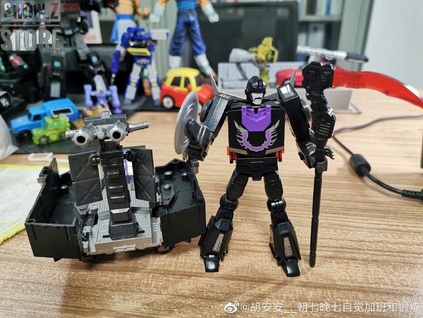 Rodimus Prime robot mode with transformation accessories Rodimus Prime robot mode with transformation accessories