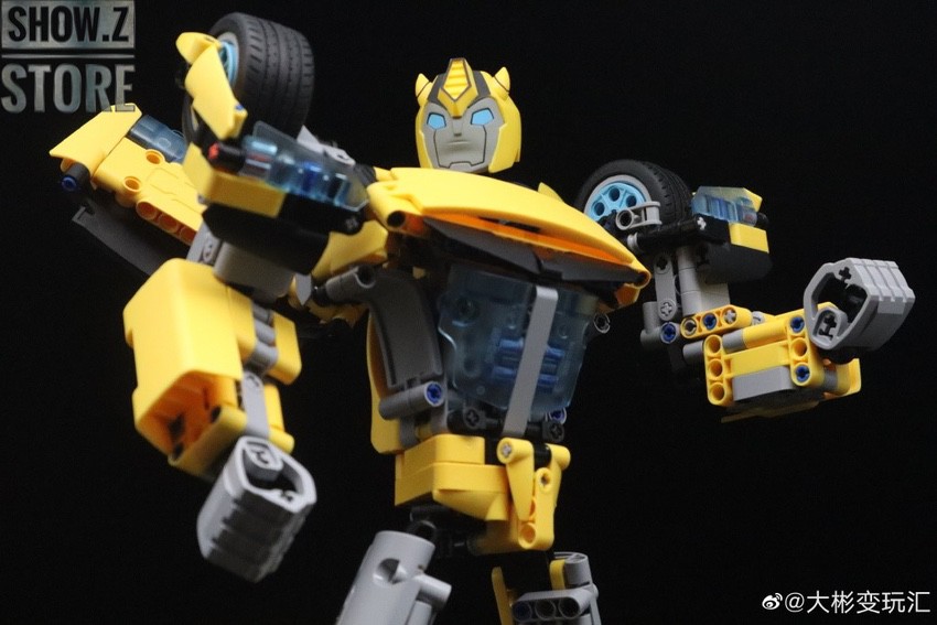 Yellow robot standing tall display mode showcase Yellow robot standing tall display mode showcase