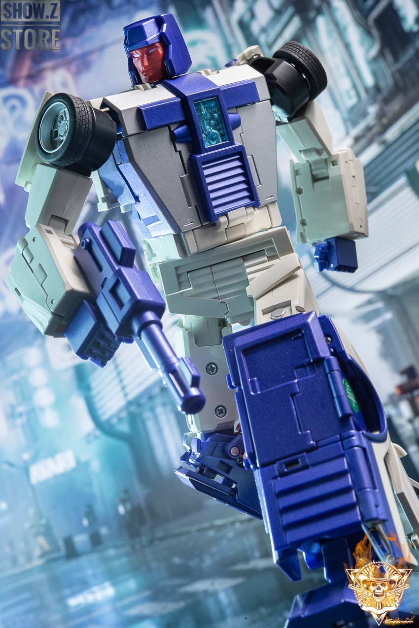 FansToys FT-31C Spoiler Breakdown robot standing ready with arm cannon FansToys FT-31C Spoiler Breakdown robot standing ready with arm cannon