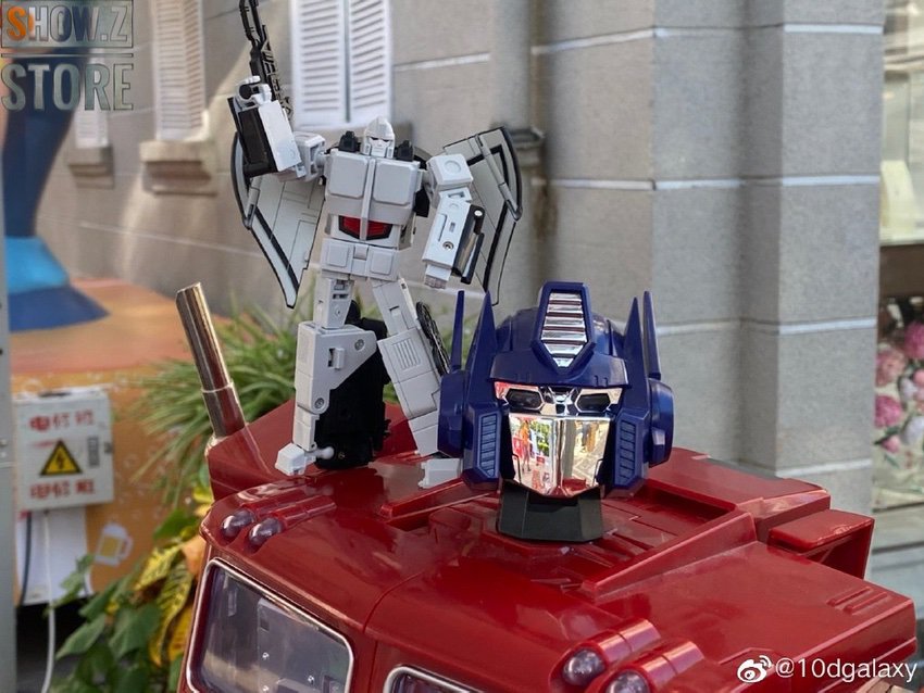 Astrotrain robot showing detailed mechanical articulation Astrotrain robot showing detailed mechanical articulation