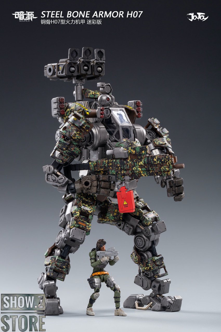 Large jungle-colored mecha with miniature soldier scale reference Large jungle-colored mecha with miniature soldier scale reference