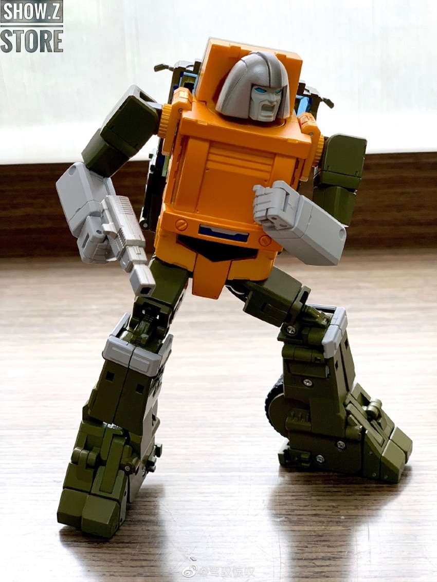 FansToys FT-42 Hunk Brawn orange green robot standing tall FansToys FT-42 Hunk Brawn orange green robot standing tall