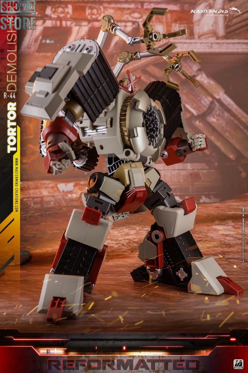 Tortor Tesarus mecha in action pose with energy effects Tortor Tesarus mecha in action pose with energy effects