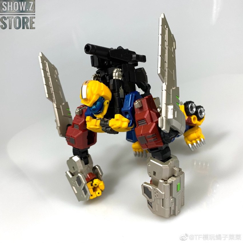 Beast robot with extended claws and armor configuration Beast robot with extended claws and armor configuration