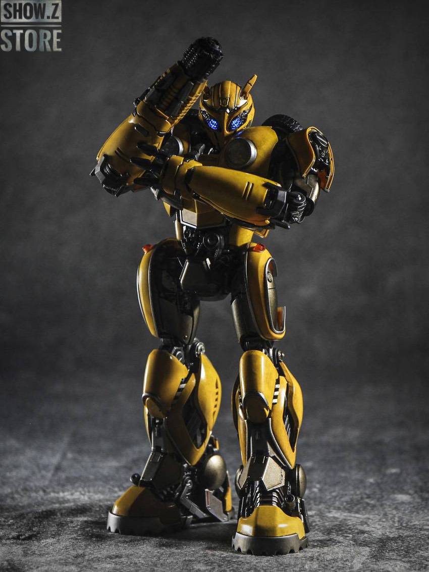 Bumblebee deluxe model demonstrating dynamic combat pose articulation Bumblebee deluxe model demonstrating dynamic combat pose articulation