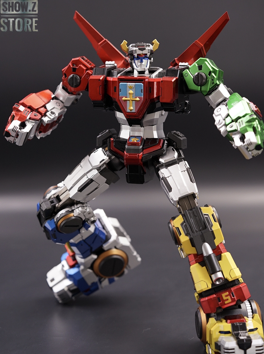 Combined Voltron robot warrior with red and green vehicle forms Combined Voltron robot warrior with red and green vehicle forms