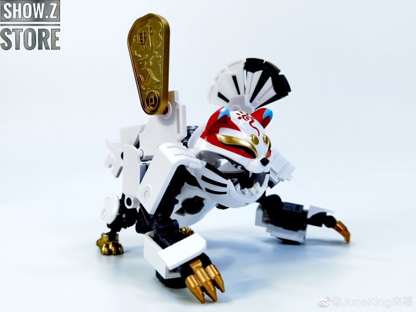 Fortune Cat robot with articulated joints and accessories Fortune Cat robot with articulated joints and accessories