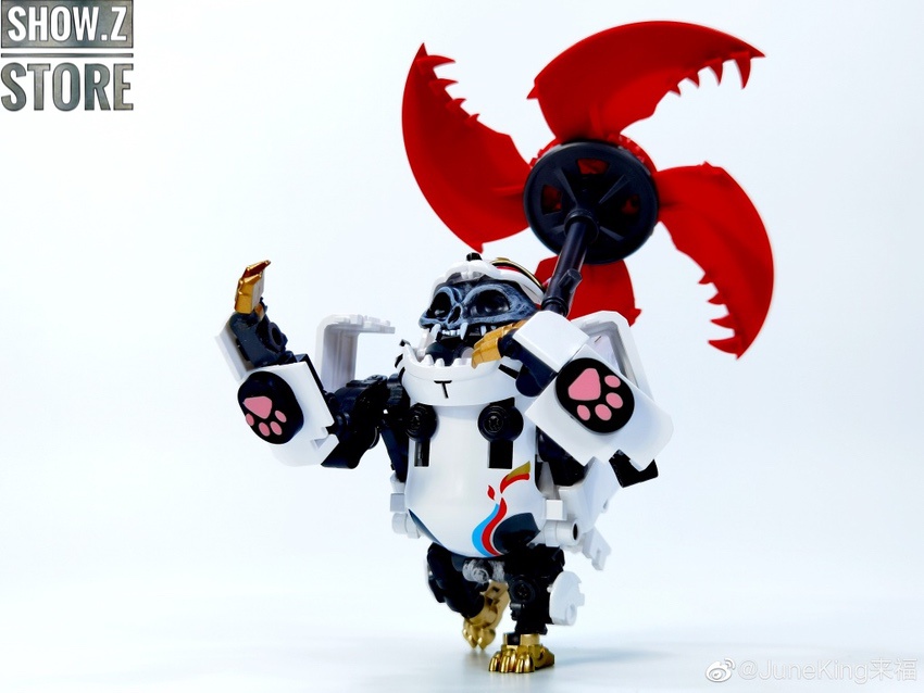 Cat-themed transformer with paw pads and black detailing Cat-themed transformer with paw pads and black detailing