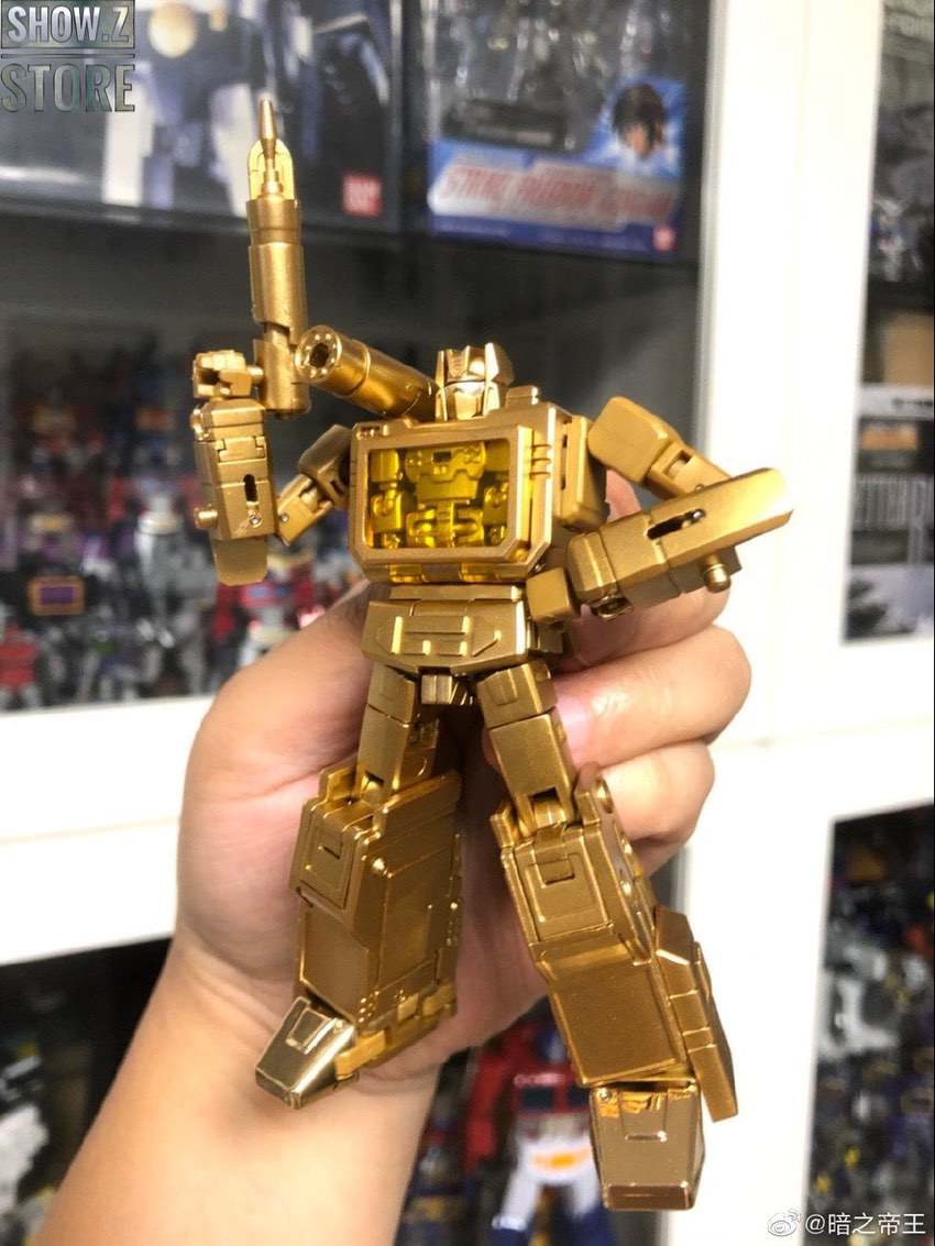 H21G Soundwave gold metallic robot showing complex armor detail H21G Soundwave gold metallic robot showing complex armor detail