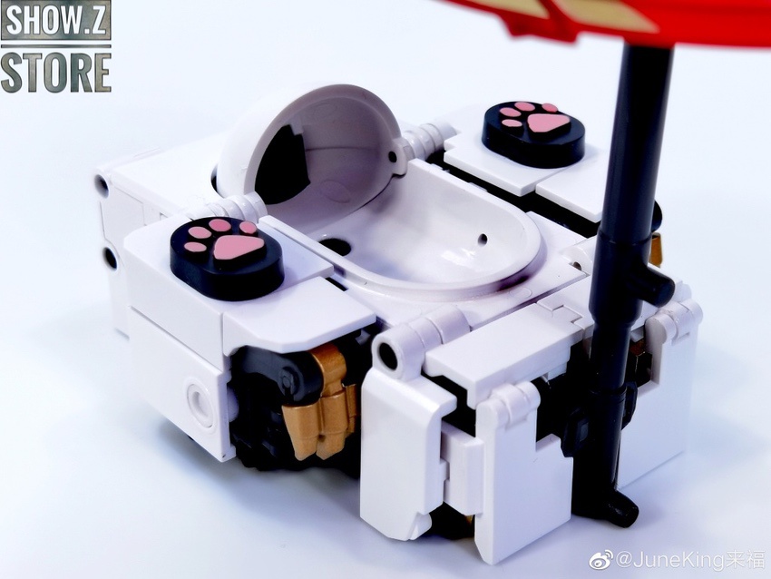 White cat robot holding lucky coin prop display White cat robot holding lucky coin prop display