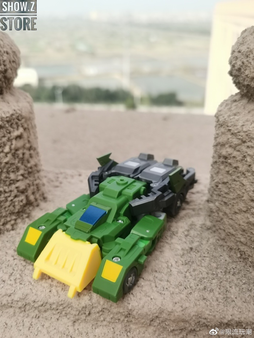 MechFanstoys Springer Samurai robot vehicle form sandy ground background MechFanstoys Springer Samurai robot vehicle form sandy ground background