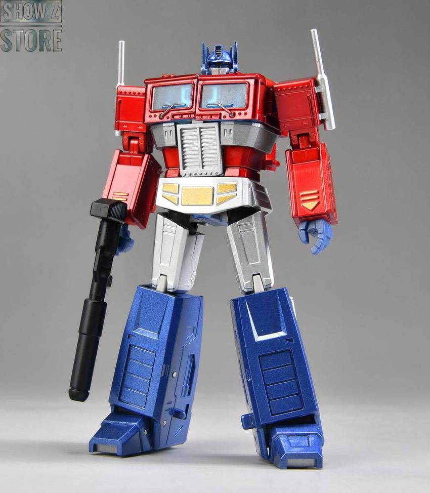 Optimus Prime Light of Justice side angle with weapon Optimus Prime Light of Justice side angle with weapon