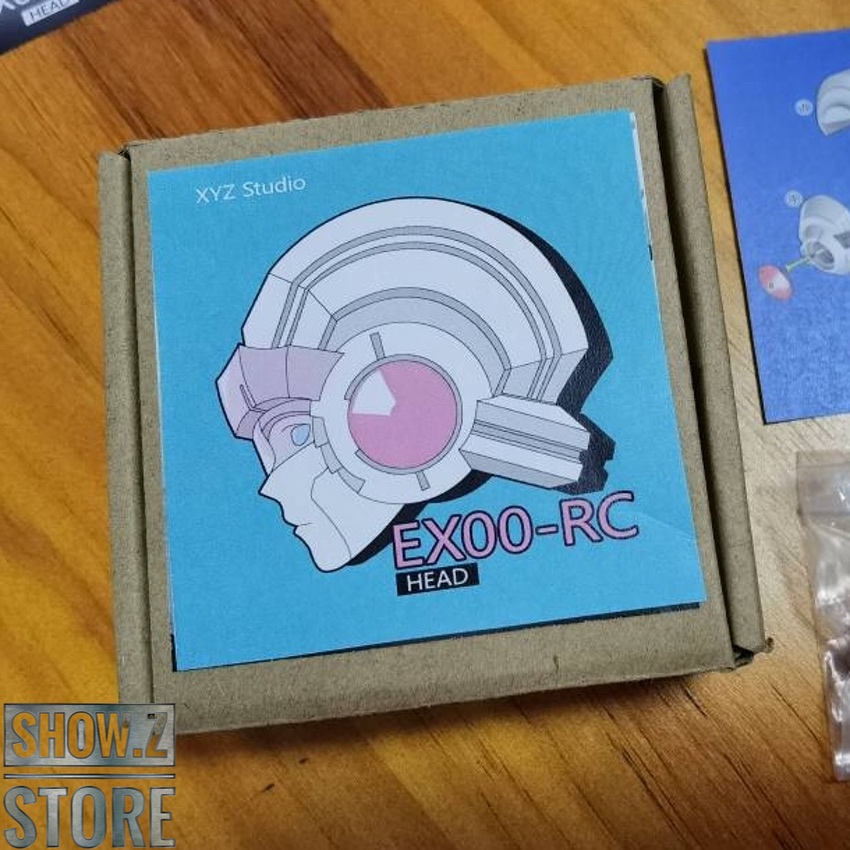 Blue branded packaging with pink detailed resin head Blue branded packaging with pink detailed resin head