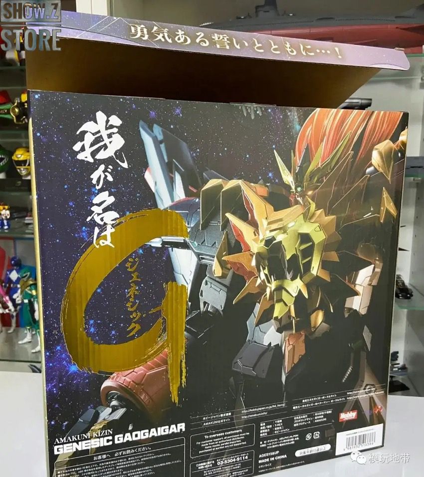 Back view of Genesic Gaogaigar robot packaging display Back view of Genesic Gaogaigar robot packaging display