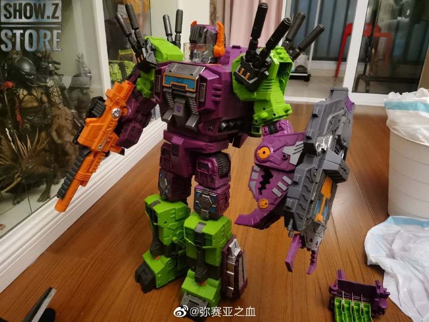 DNA Design DK-21 robot character action pose extended arms DNA Design DK-21 robot character action pose extended arms