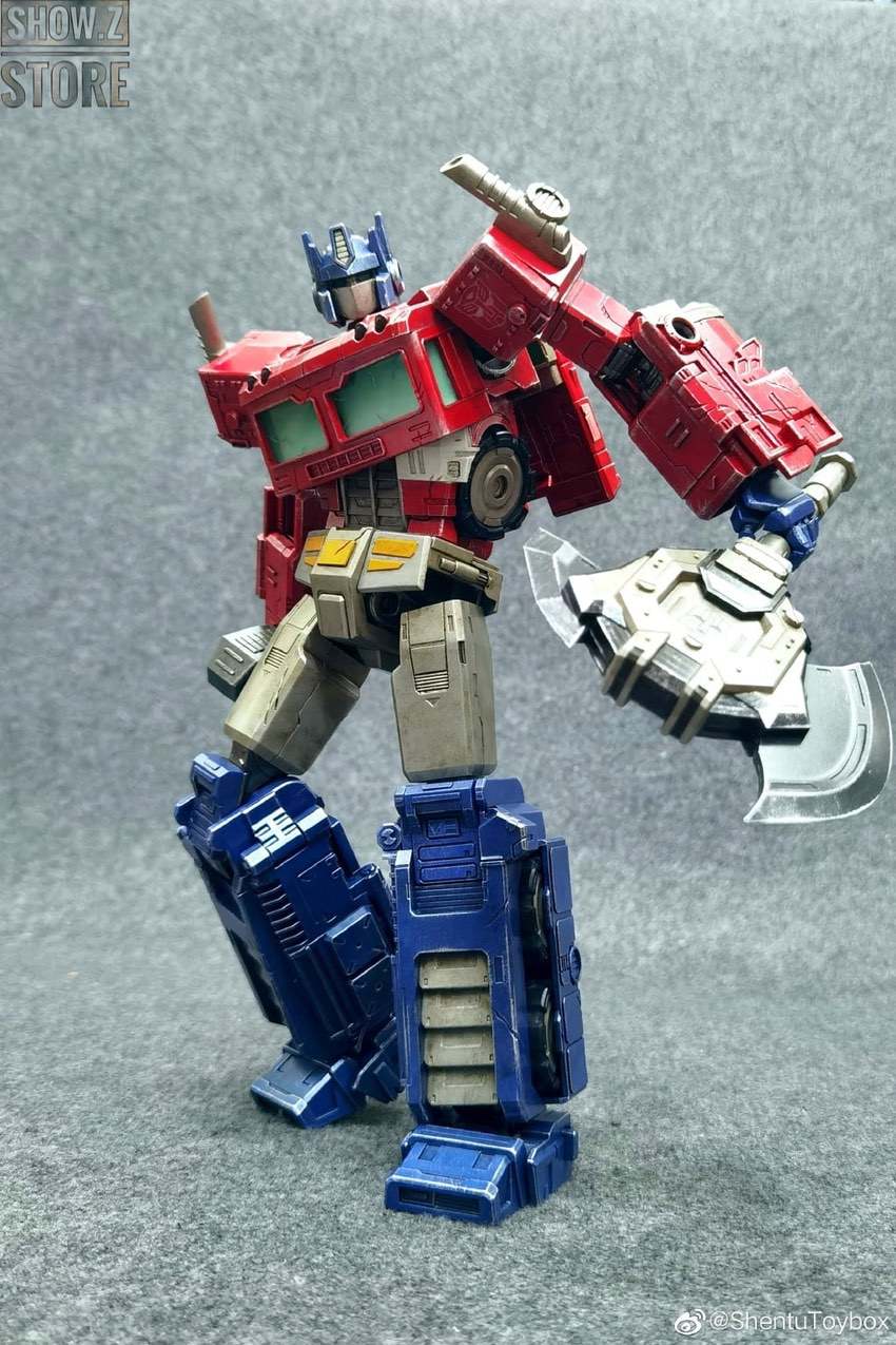 Optimus Prime DLX robot in full standing position display Optimus Prime DLX robot in full standing position display