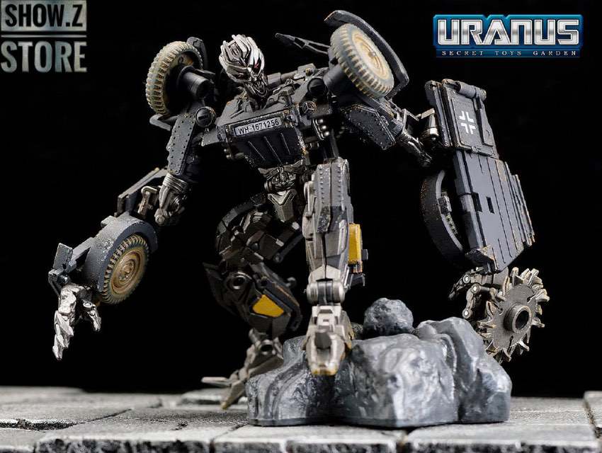 Uranus robot holding heavy weaponry in aggressive stance Uranus robot holding heavy weaponry in aggressive stance