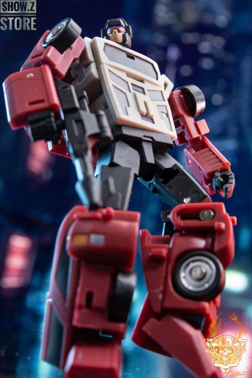 Pillage transformer figure side profile with extended armor Pillage transformer figure side profile with extended armor