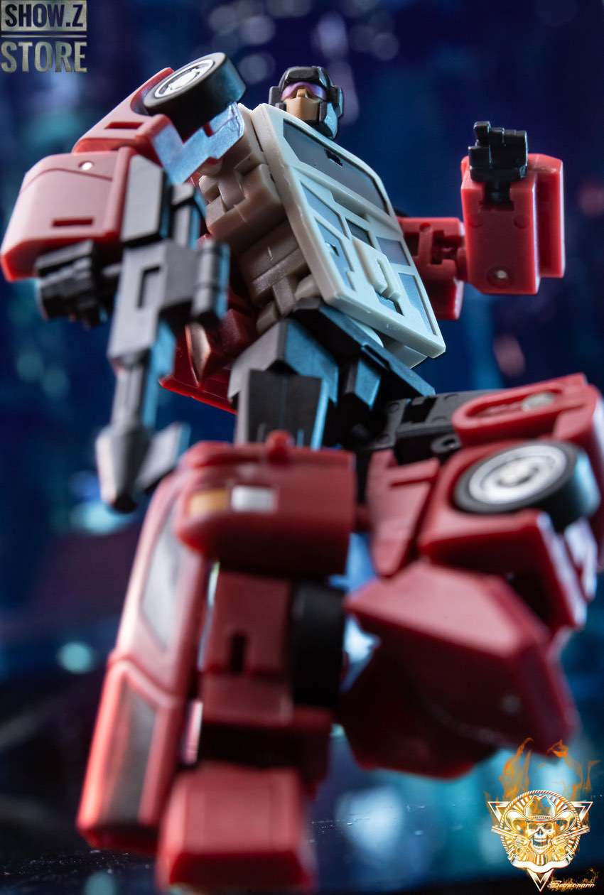 Pillage robot in dynamic combat stance with weapons Pillage robot in dynamic combat stance with weapons