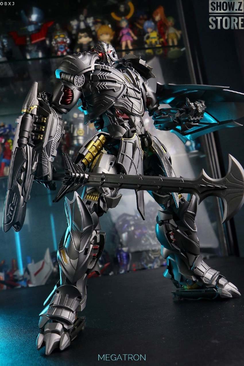 Detailed mechanical torso and weaponry Detailed mechanical torso and weaponry