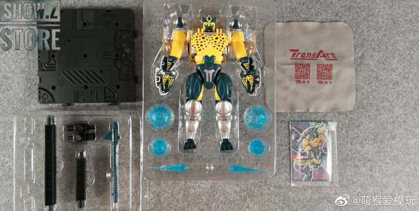 Metal Leopard Commander Cheetor in robot mode with yellow armor and silver legs Metal Leopard Commander Cheetor in robot mode with yellow armor and silver legs