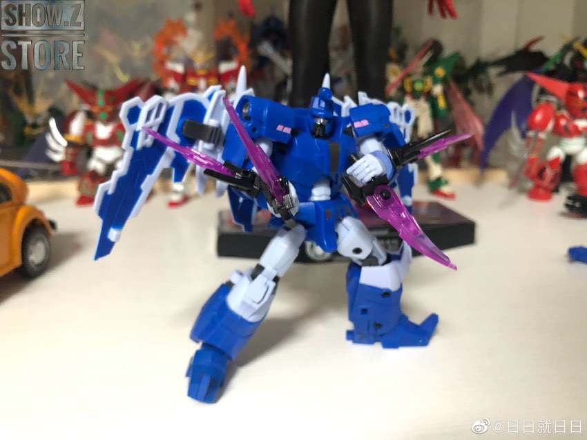 Articulated transformation robot with mechanical beast mode Articulated transformation robot with mechanical beast mode