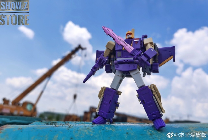 Thunderbolt Blitzwing reissue robot with red chest panel display Thunderbolt Blitzwing reissue robot with red chest panel display