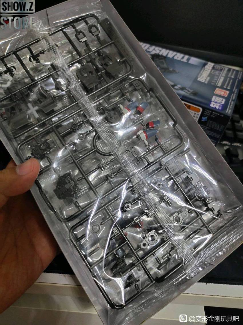 Trumpeter Blitzwing model kit detailed plastic parts layout Trumpeter Blitzwing model kit detailed plastic parts layout