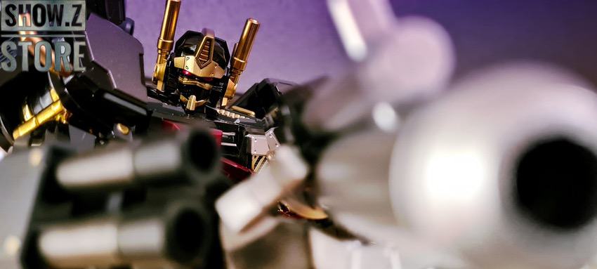 Fire Convoy robot golden armor close-up detail Fire Convoy robot golden armor close-up detail