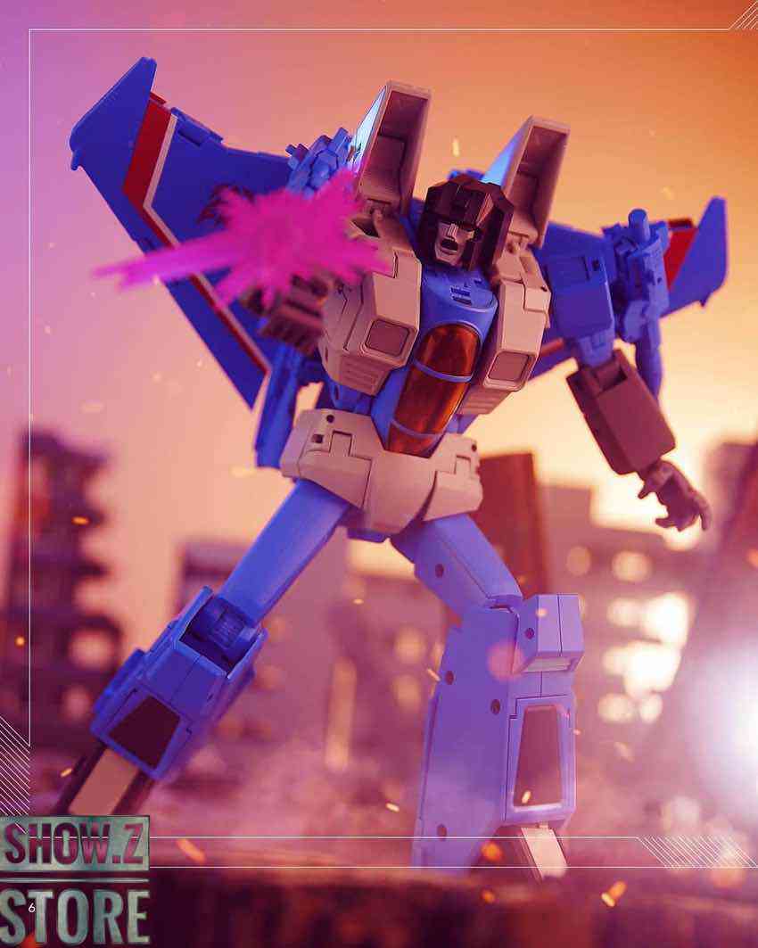 Thundercracker in dynamic action pose Thundercracker in dynamic action pose