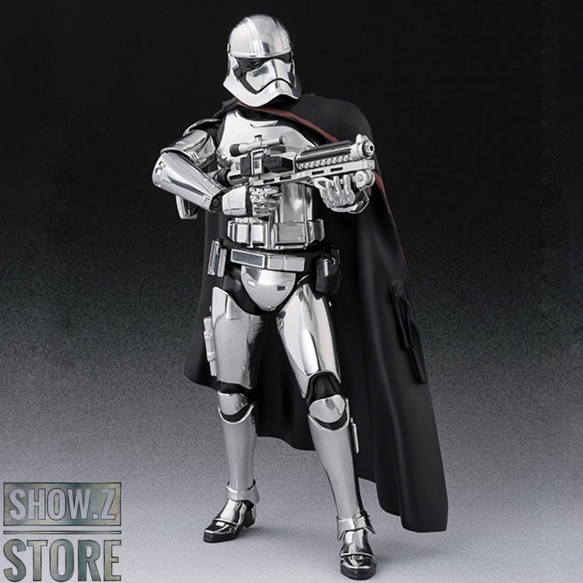 SHF Star Wars Captain Phasma white armor front pose rifle SHF Star Wars Captain Phasma white armor front pose rifle