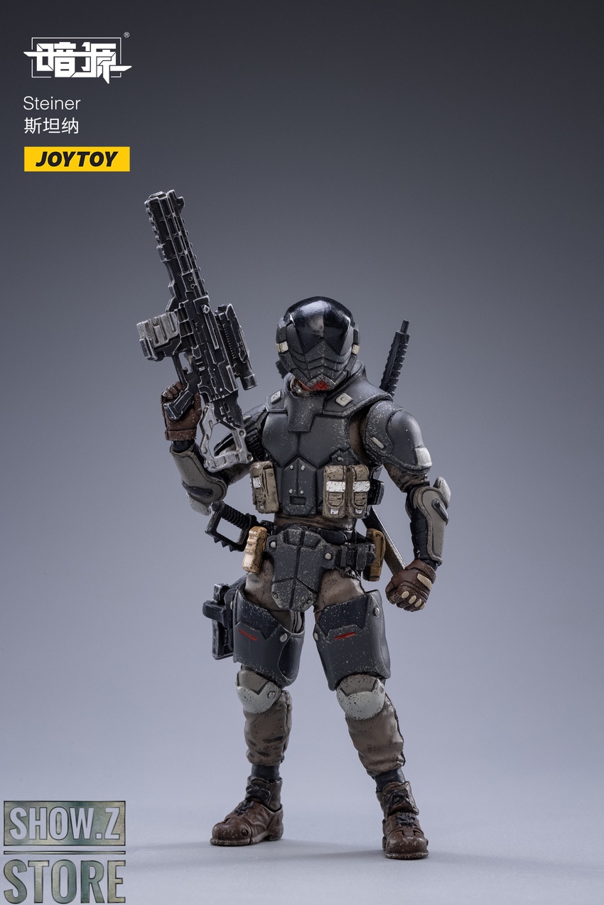 JoyToy Steiner holding dual weapons front facing stance JoyToy Steiner holding dual weapons front facing stance