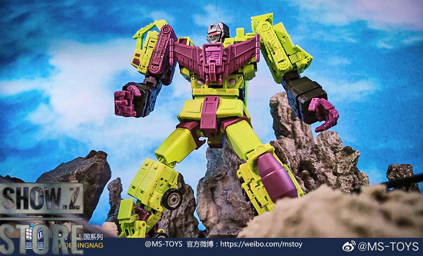 Scavenger robot yellow transformation with weapon accessories display Scavenger robot yellow transformation with weapon accessories display