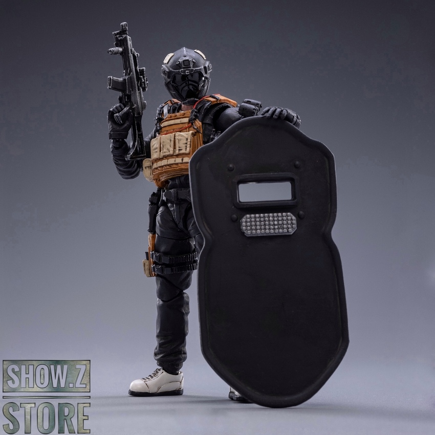 JoyToy Mercenary K black helmet gun raised tactical pose JoyToy Mercenary K black helmet gun raised tactical pose