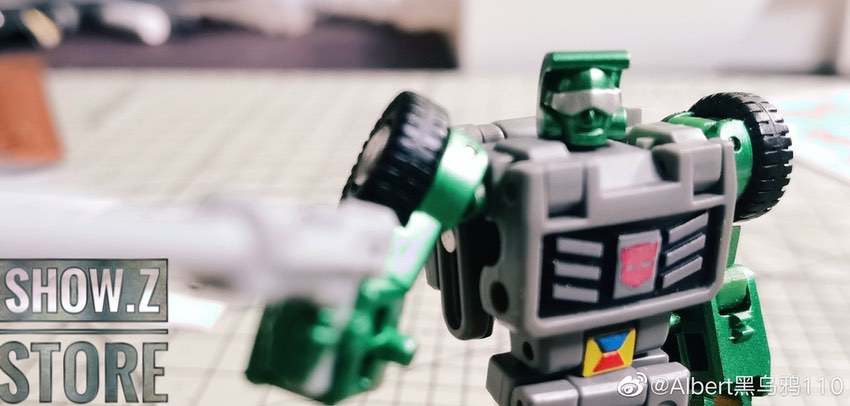 NewAge Beachcomber G2 green robot with accessories display NewAge Beachcomber G2 green robot with accessories display
