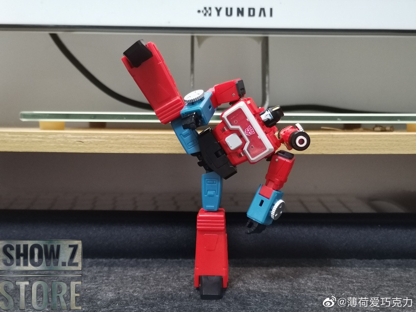 MechFansToys Perceptor red blue robot dynamic fighting pose MechFansToys Perceptor red blue robot dynamic fighting pose