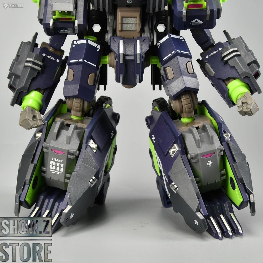 Craft Robot RB-11 Titank yellow robot front view pose Craft Robot RB-11 Titank yellow robot front view pose