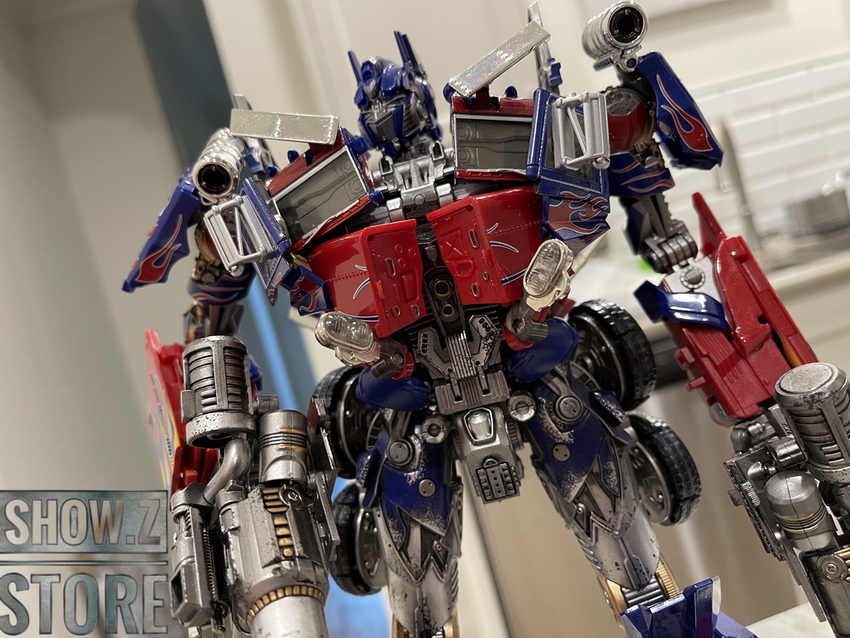 WeiJiang black apple oversized Optimus Prime red robot WeiJiang black apple oversized Optimus Prime red robot