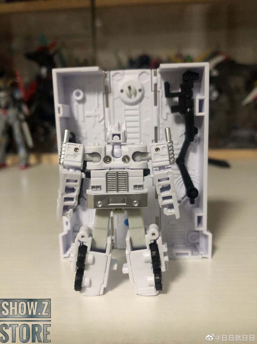 Dr.Wu Ultra Magnus robot with trailer accessory included Dr.Wu Ultra Magnus robot with trailer accessory included