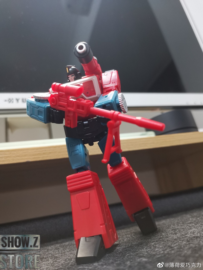 MechFansToys Perceptor red blue robot standing action figure MechFansToys Perceptor red blue robot standing action figure