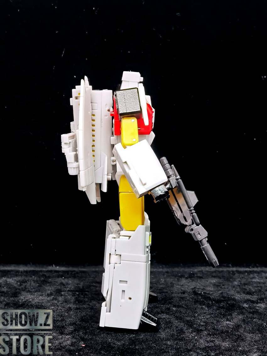 Zeta Toys Silver Arrow Silverbolt side view armed stance Zeta Toys Silver Arrow Silverbolt side view armed stance