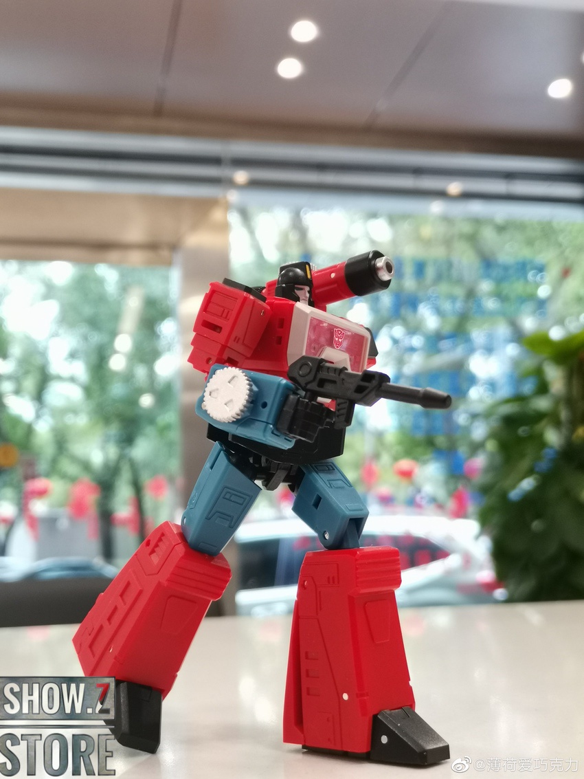 MechFansToys Perceptor red blue robot cannon weapon pose MechFansToys Perceptor red blue robot cannon weapon pose